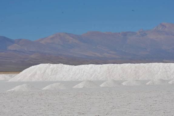 Exploração de sal nas Salinas Grandes, próximo ao Paso de Jama, fronteira entre Argentina e Chile